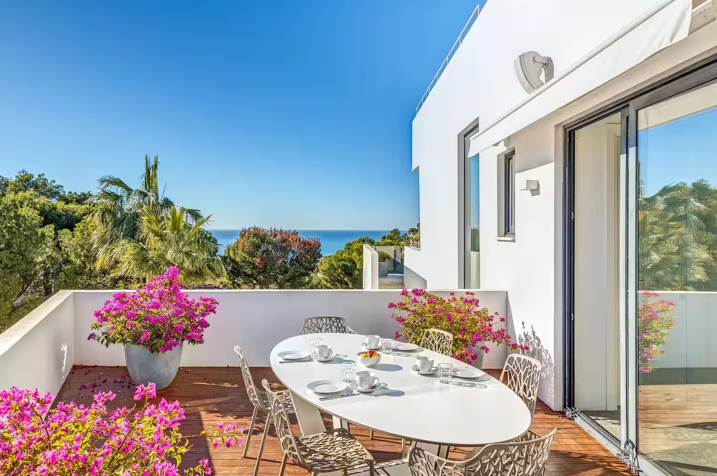 Terrasse mit gedecktem Esstisch und Bougainvillea